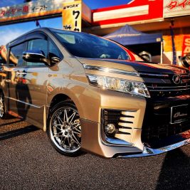 gallery_toyota_voxy_0-min