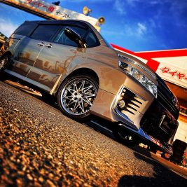 gallery_toyota_voxy_1-min